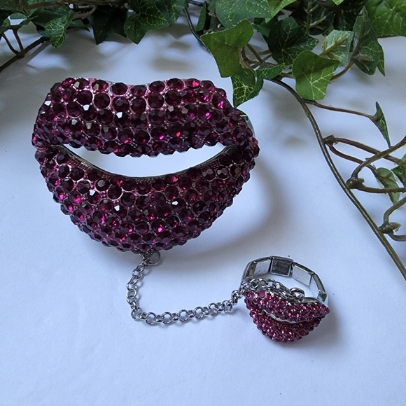 Jewelry - Silver Red Crystal Lips Hinge / Clamper Bracelet with Attached Ring